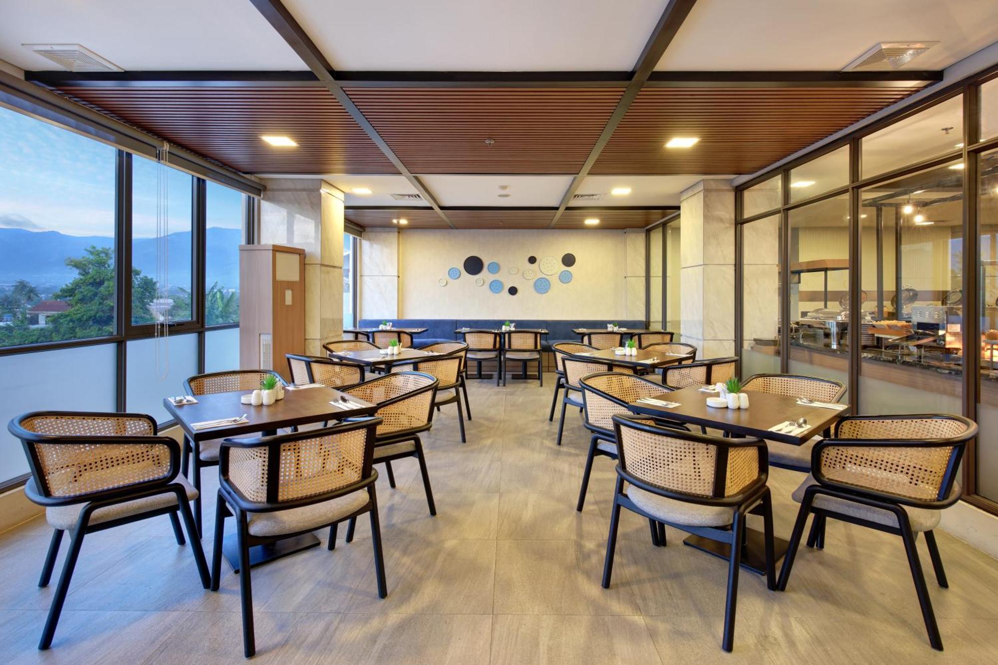 Aston Palu Hotel & Conference Center Buitenkant foto